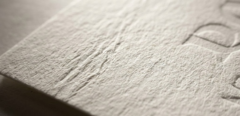 Bề mặt giấy mỹ thuật có vân sần sang trọng