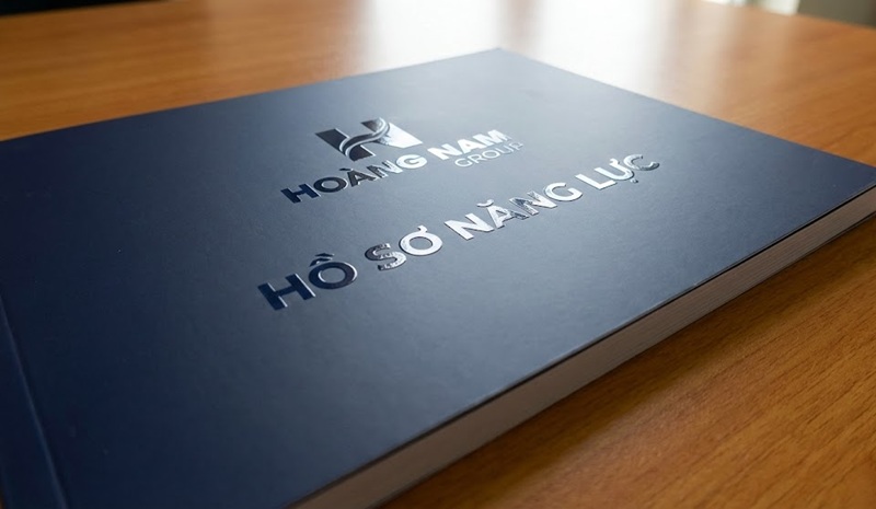 Bìa catalogue cán màng mờ và phủ UV logo sang trọng