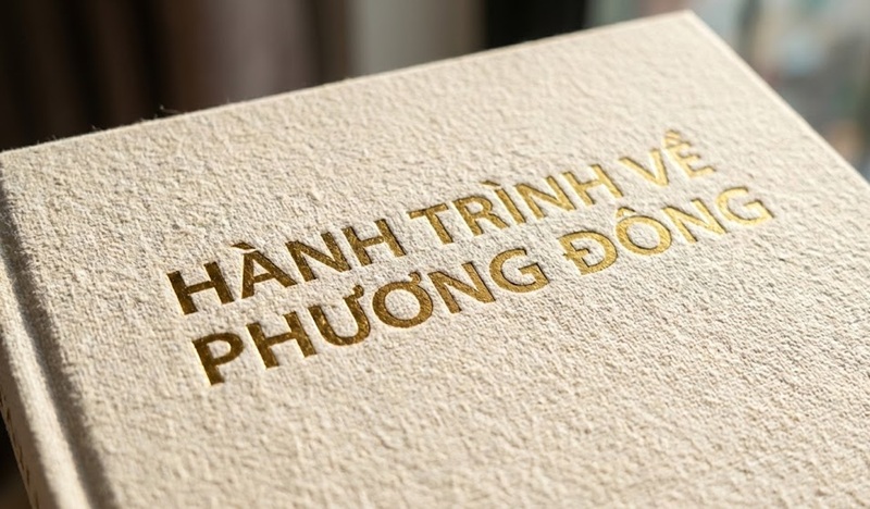 Bìa sách in giấy mỹ thuật có vân sần ép kim sang trọng