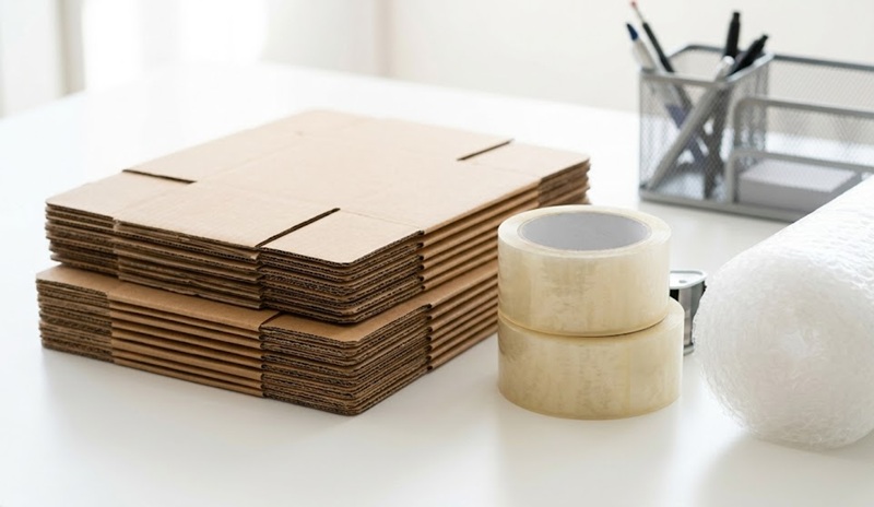 Combo đóng gói hàng hóa gồm hộp carton, băng keo và xốp hơi