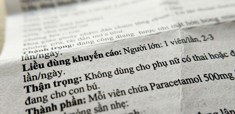 Cận cảnh độ sắc nét của chữ in trên tờ rơi hướng dẫn sử dụng thuốc