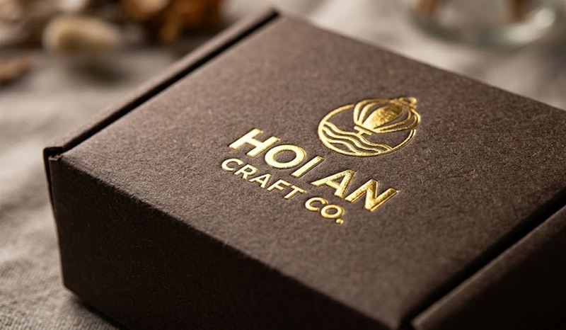 Kỹ thuật gia công ép kim vàng dập nổi logo trên bề mặt hộp giấy Kraft