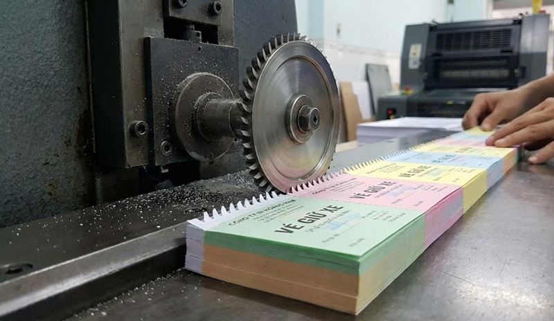 Máy gia công rãnh xé vé xe tự động tại xưởng in Hoàng Nam