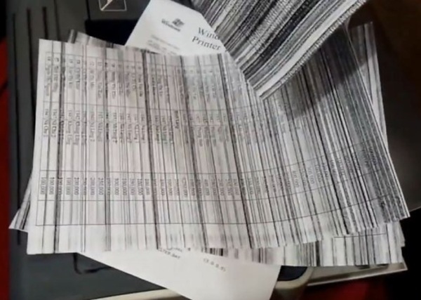 Giấy in quá mỏng hoặc bị ẩm