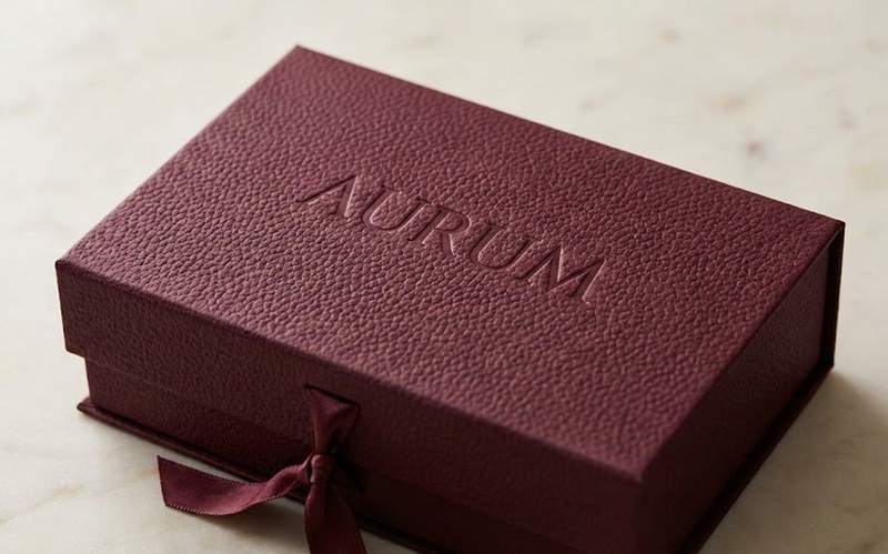 Hộp giấy mỹ thuật cao cấp dập chìm logo