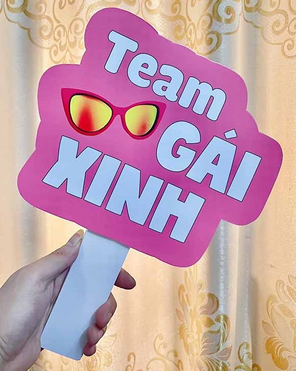 Những mẫu in hashtag cầm tay đẹp