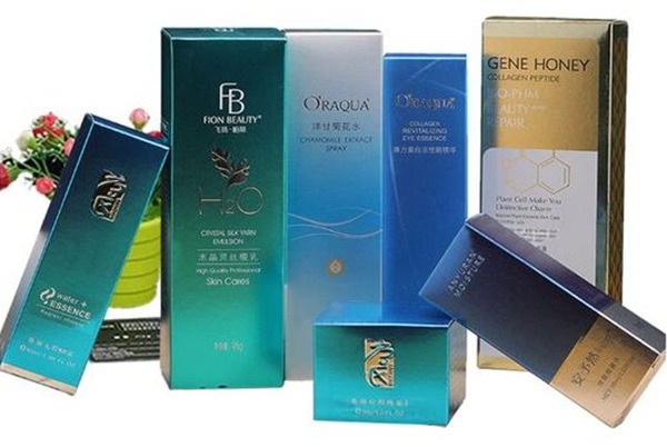 Hộp giấy Metalize không chỉ là một loại bao bì “hút mắt” mà còn được sử dụng rộng rãi trong nhiều lĩnh vực khác nhau nhờ tính thẩm mỹ cao, độ bền tốt và khả năng nâng tầm giá trị sản phẩm.