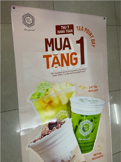 Chi phí in poster quảng cáo có thể biến động rất lớn tùy thuộc vào nhiều yếu tố khác nhau. Dưới đây là một số yếu tố chính ảnh hưởng đến chi phí in mà bạn cần lưu ý: