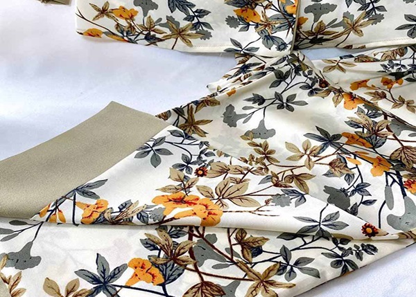 Quy trình in trên vải silk là một quá trình phức tạp, đòi hỏi sự tỉ mỉ và kỹ thuật cao để đảm bảo sản phẩm in ra có chất lượng tốt, màu sắc rực rỡ và độ bền lâu. Dưới đây là quy trình chi tiết từ chuẩn bị đến hoàn thiện khi in: