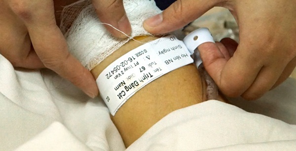 Trong môi trường bệnh viện, vòng đeo tay là vật dụng nhỏ nhưng đóng vai trò cực kỳ quan trọng trong việc nhận diện và quản lý bệnh nhân.