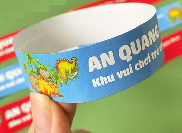 Bên cạnh chất liệu và chức năng, thiết kế và in ấn vòng tay công viên đóng vai trò vô cùng quan trọng trong việc tạo dấu ấn thương hiệu và nâng cao trải nghiệm khách hàng. Một chiếc vòng đẹp mắt, tiện dụng và mang đậm bản sắc riêng sẽ giúp công viên ghi điểm mạnh mẽ trong lòng du khách.