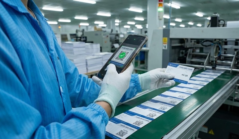 Kiểm tra chất lượng mã QR trên phiếu bảo hành tại xưởng in Hoàng Nam