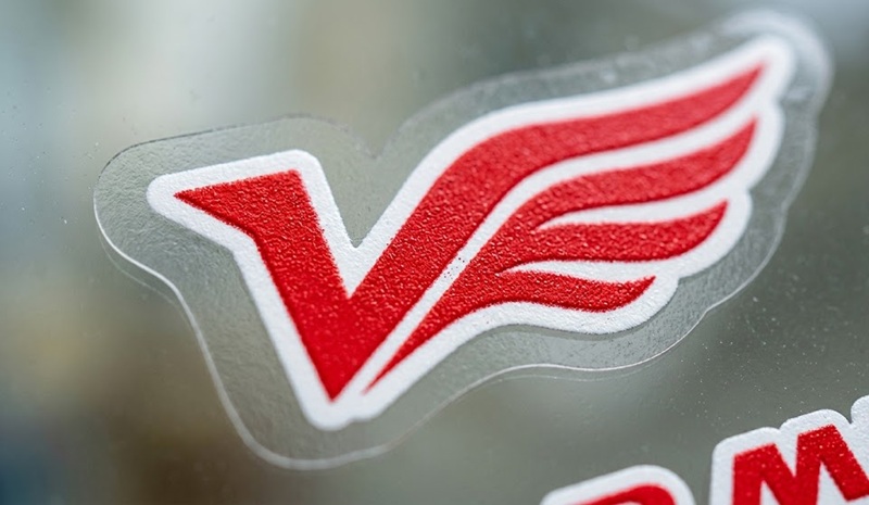 Kỹ thuật in UV lót trắng trên decal nhựa trong suốt