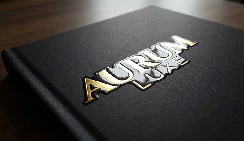 Cận cảnh lớp phủ UV định hình bóng loáng trên bìa catalogue Cận cảnh lớp phủ UV định hình bóng loáng trên bìa catalogue