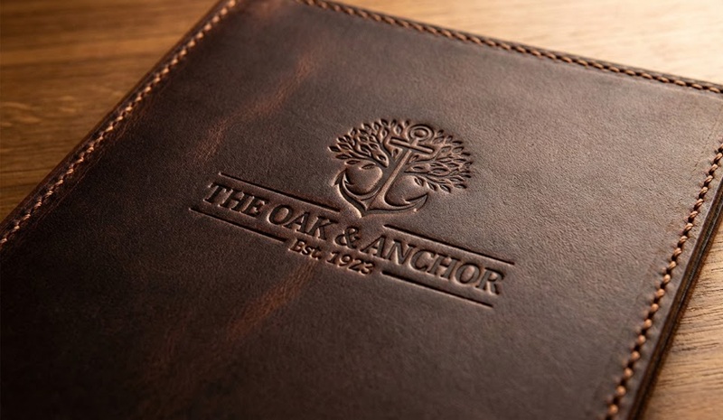 Mẫu in menu bìa da dập chìm logo sang trọng