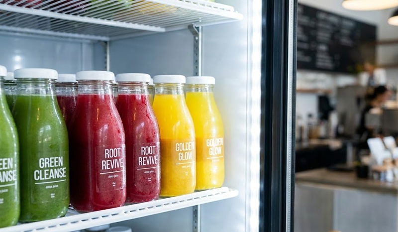 Các loại nước ép detox dán tem trong suốt đẹp trong tủ mát