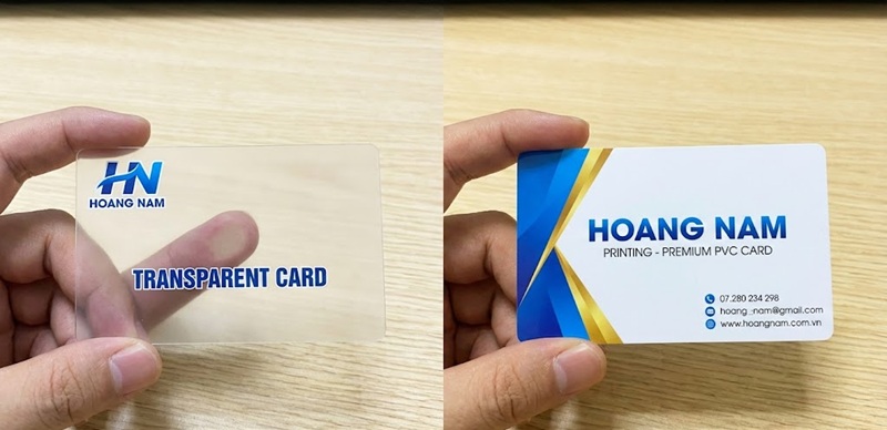 So sánh name card nhựa trong suốt và name card nhựa đục So sánh name card nhựa trong suốt và name card nhựa đục