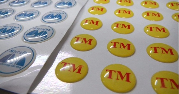 So sánh tem nhựa trong với tem giấy truyền thống